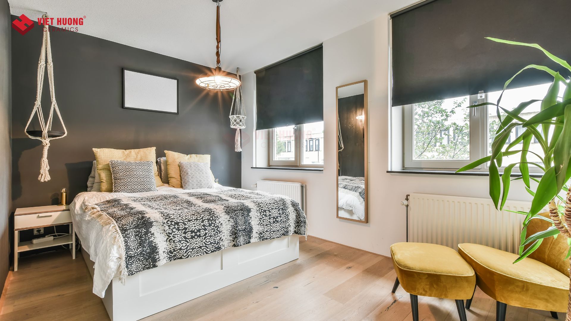 Xu hướng Decor phòng ngủ của Gen Z - Tư vấn gạch ốp lát Rèm vải dày dặn lại mang đến sự ấm áp, kín đáo.