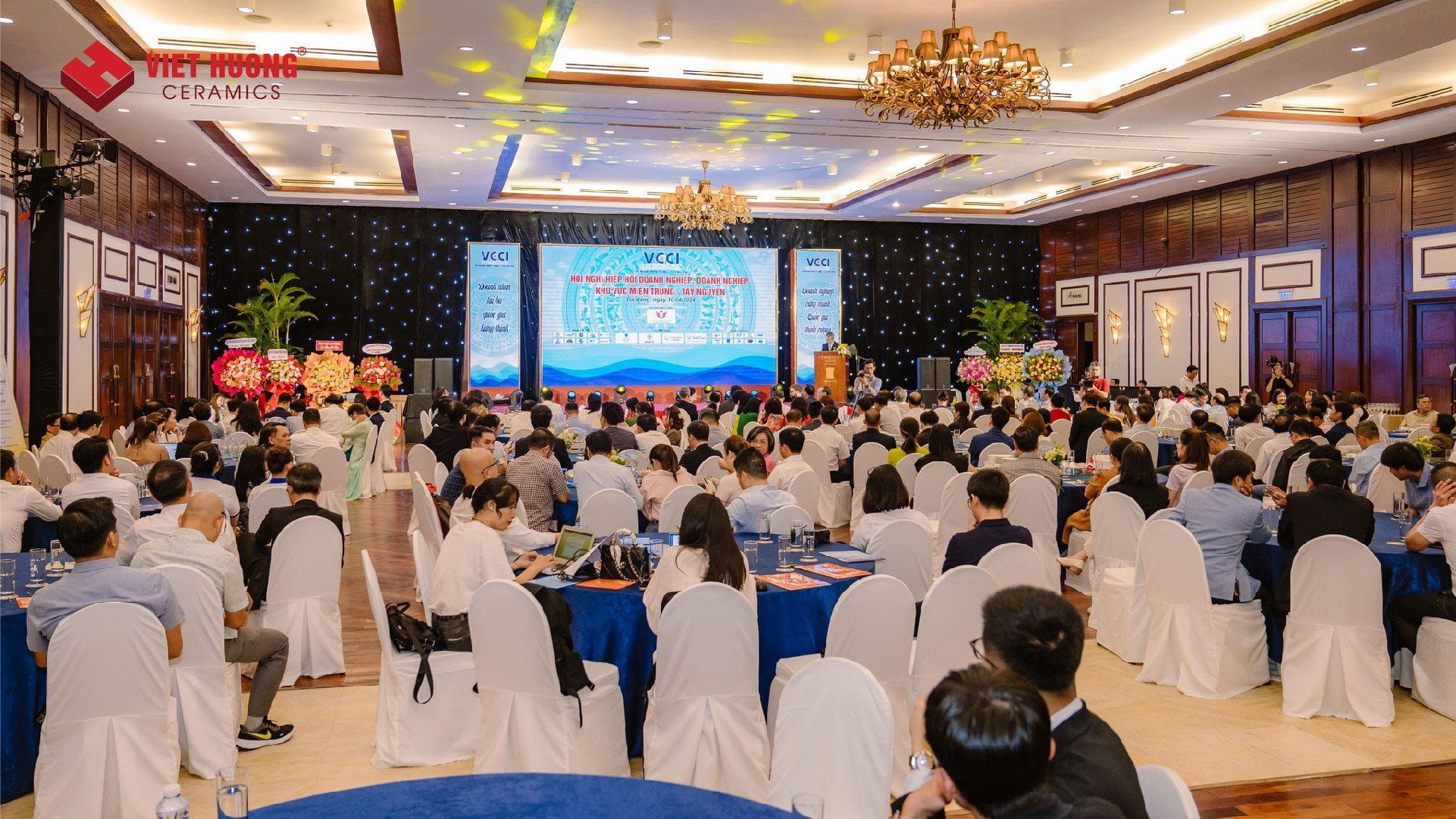 Viet Huong Ceramics vinh dự nhận bằng khen VCCI về doanh nghiệp có kết quả kinh doanh tích cực và có nhiều đóng góp tại khu vực "Hội nghị Hiệp hội doanh nghiệp và doanh nghiệp khu vực Miền Trung - Tây Nguyên 2024