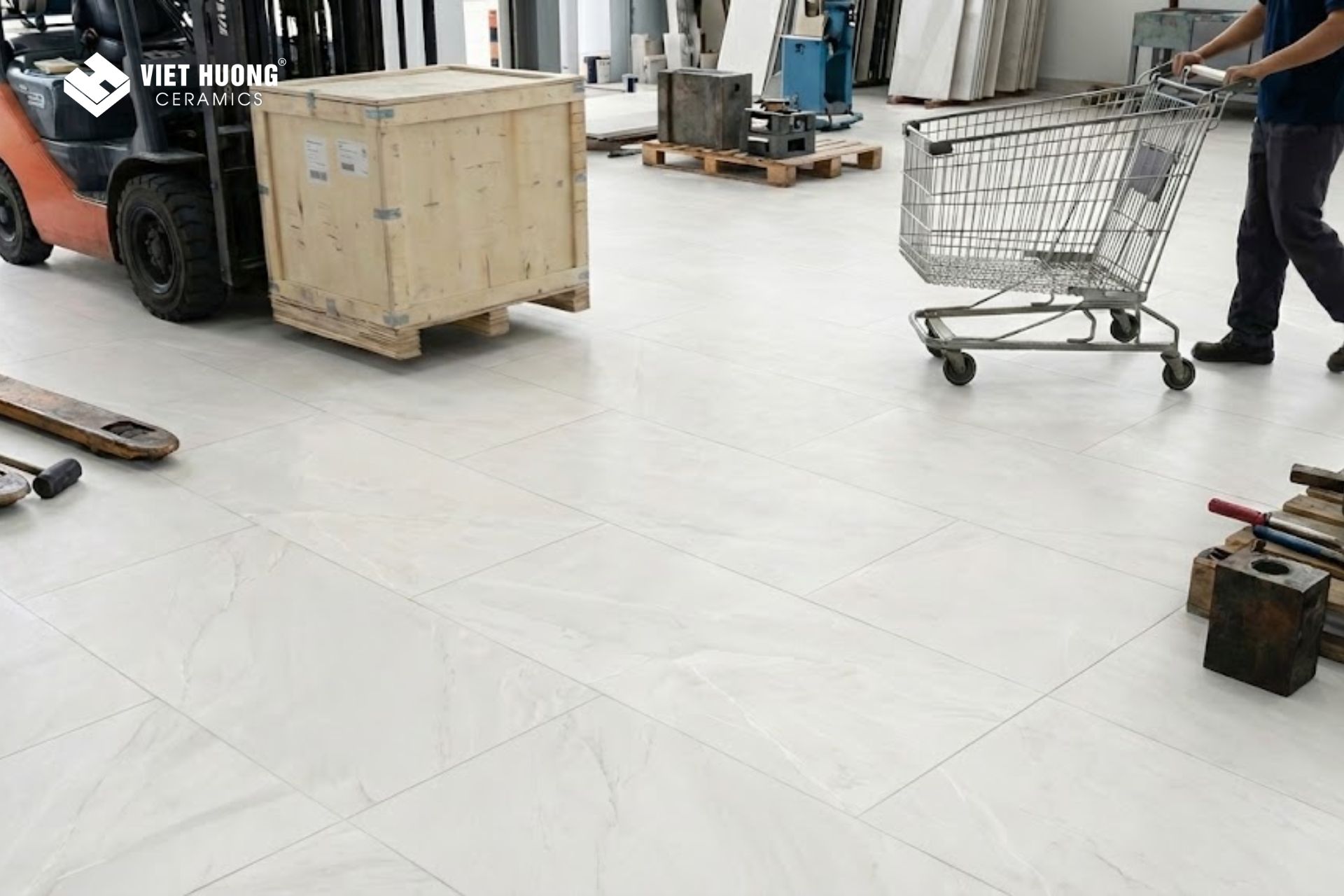 Gạch bền cứng, chống trầy xước tối ưu trước tác động vật lý.