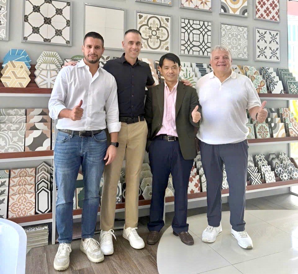 VIET HUONG CERAMICS ĐÓN TIẾP ĐOÀN ĐẠI DIỆN RONDINE – THẮT CHẶT HỢP TÁC QUỐC TẾ Đại diện Viet Huong Ceramics và Rondine chụp hình lưu niệm