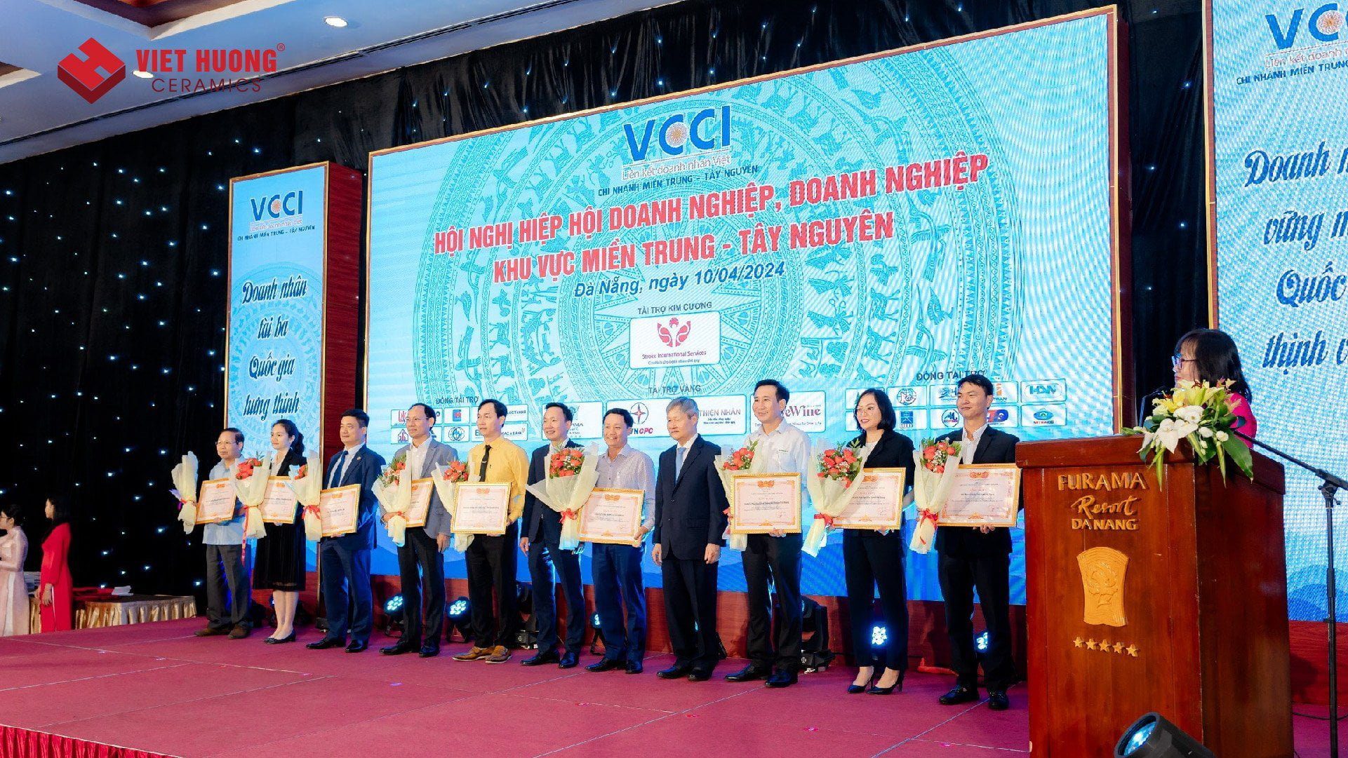 Viet Huong Ceramics vinh dự nhận bằng khen VCCI về doanh nghiệp có kết quả kinh doanh tích cực và có nhiều đóng góp tại khu vực Công ty Cổ phần Xây dựng Gốm Sứ Việt Hương được vinh dự nhận bằng khen của Chủ tịch VCCI về doanh nghiệp có kết quả kinh doanh tích cực và có nhiều đóng góp cho hoạt động của VCCI tại khu vực Miền Trung – Tây Nguyên trong năm 2023.
