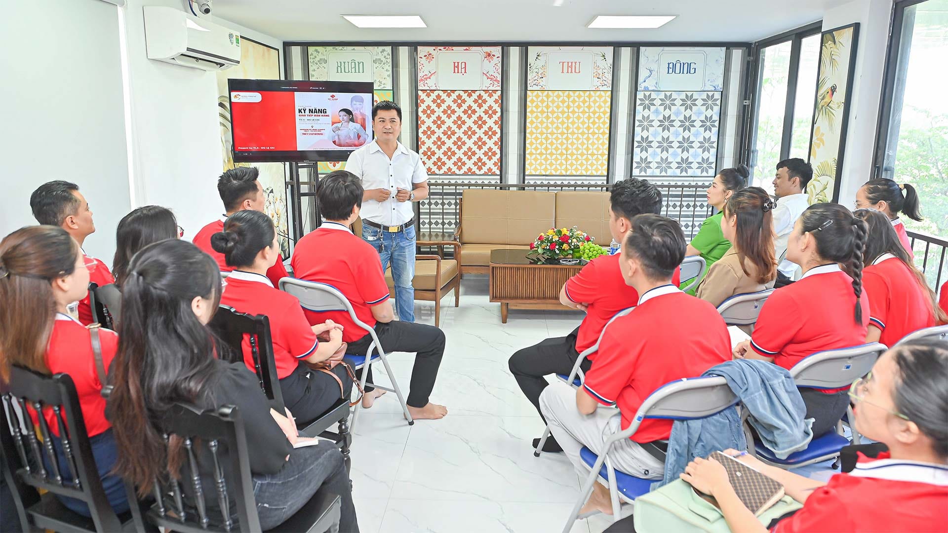 Recap Talkshow: Kỹ Năng Giao Tiếp Trong Bán Hàng Tại Viet Huong Ceramics recap talkshow ky nang giao tiep trong ban hang viethuongceramics 2