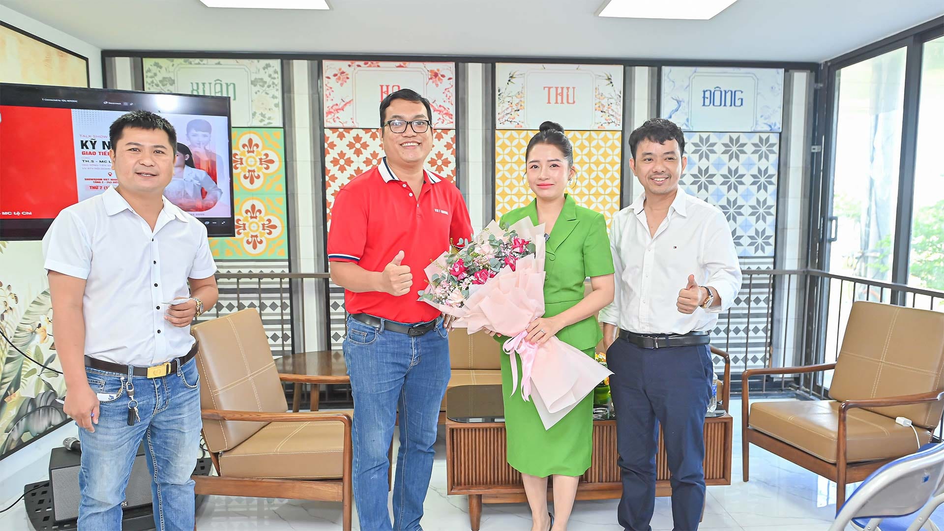 Recap Talkshow: Kỹ Năng Giao Tiếp Trong Bán Hàng Tại Viet Huong Ceramics MC Lệ Chi (giữa) cùng Chủ tịch Viet Huong Ceramics - Ông Nguyễn Trung Trực (phải) chụp ảnh kỷ niệm