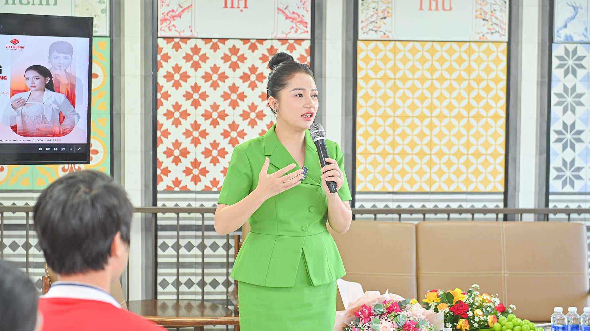 Recap Talkshow: Kỹ Năng Giao Tiếp Trong Bán Hàng Tại Viet Huong Ceramics Talkshow được dẫn dắt bởi MC Lệ Chi – CEO Rồng Tiên Sa Media và Ủy viên Ban Thường vụ Hội Doanh Nhân Trẻ TP. Đà Nẵng.