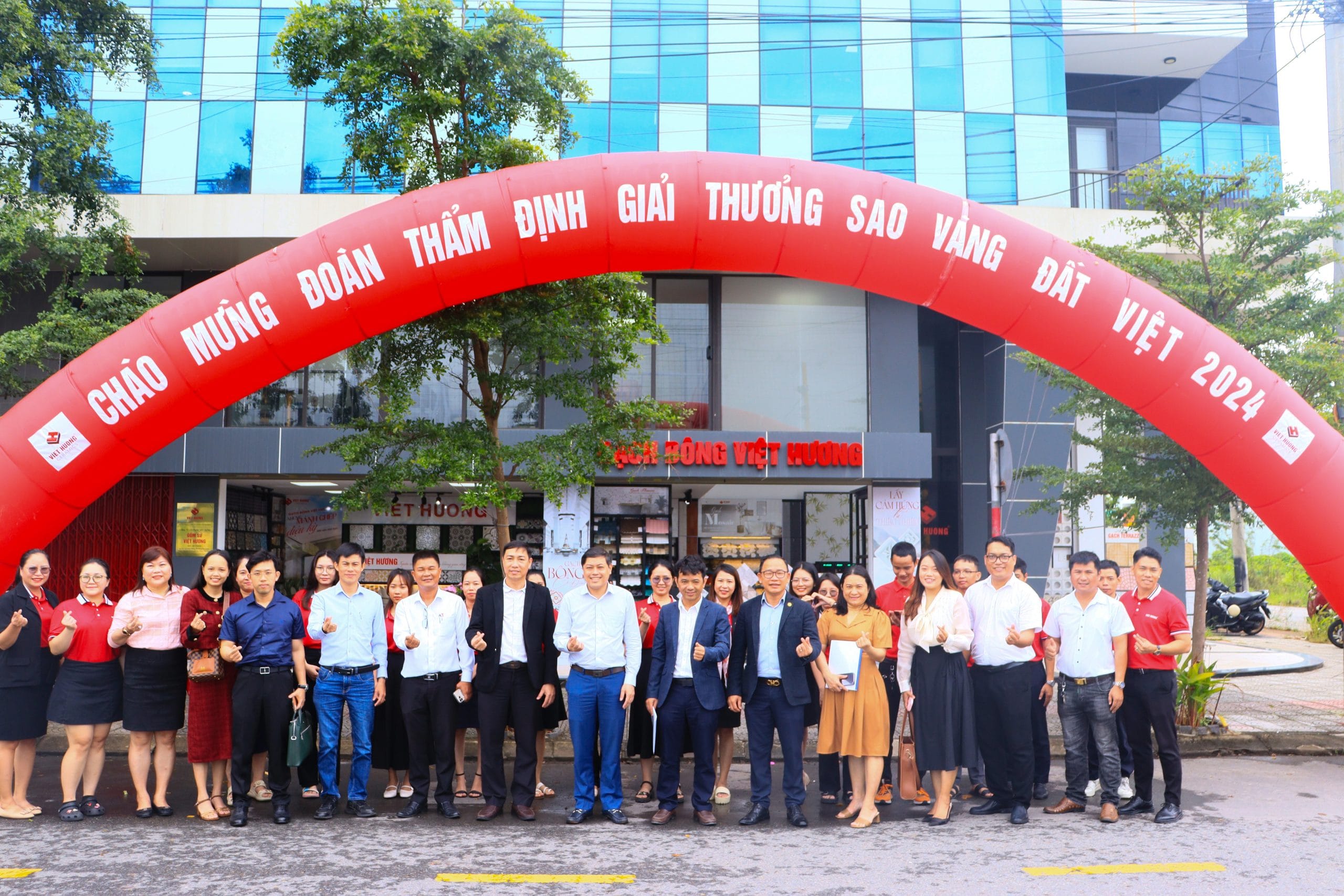 Recap: Chào mừng đoàn thẩm định Sao Vàng Đất Việt 2024 đến thăm và làm việc tại Viet Huong Ceramics IMG 0803 scaled