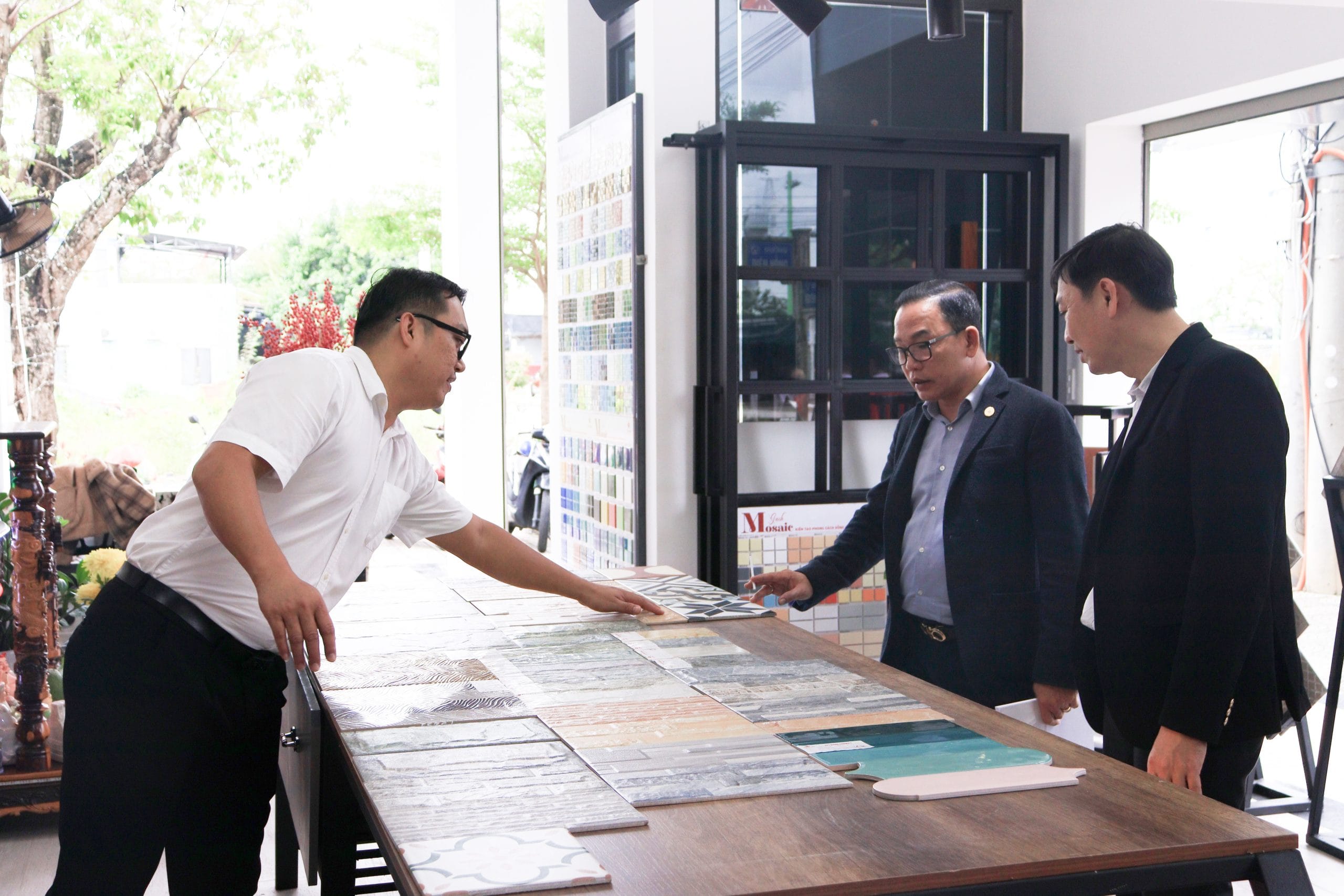 Recap: Chào mừng đoàn thẩm định Sao Vàng Đất Việt 2024 đến thăm và làm việc tại Viet Huong Ceramics IMG 0818 scaled