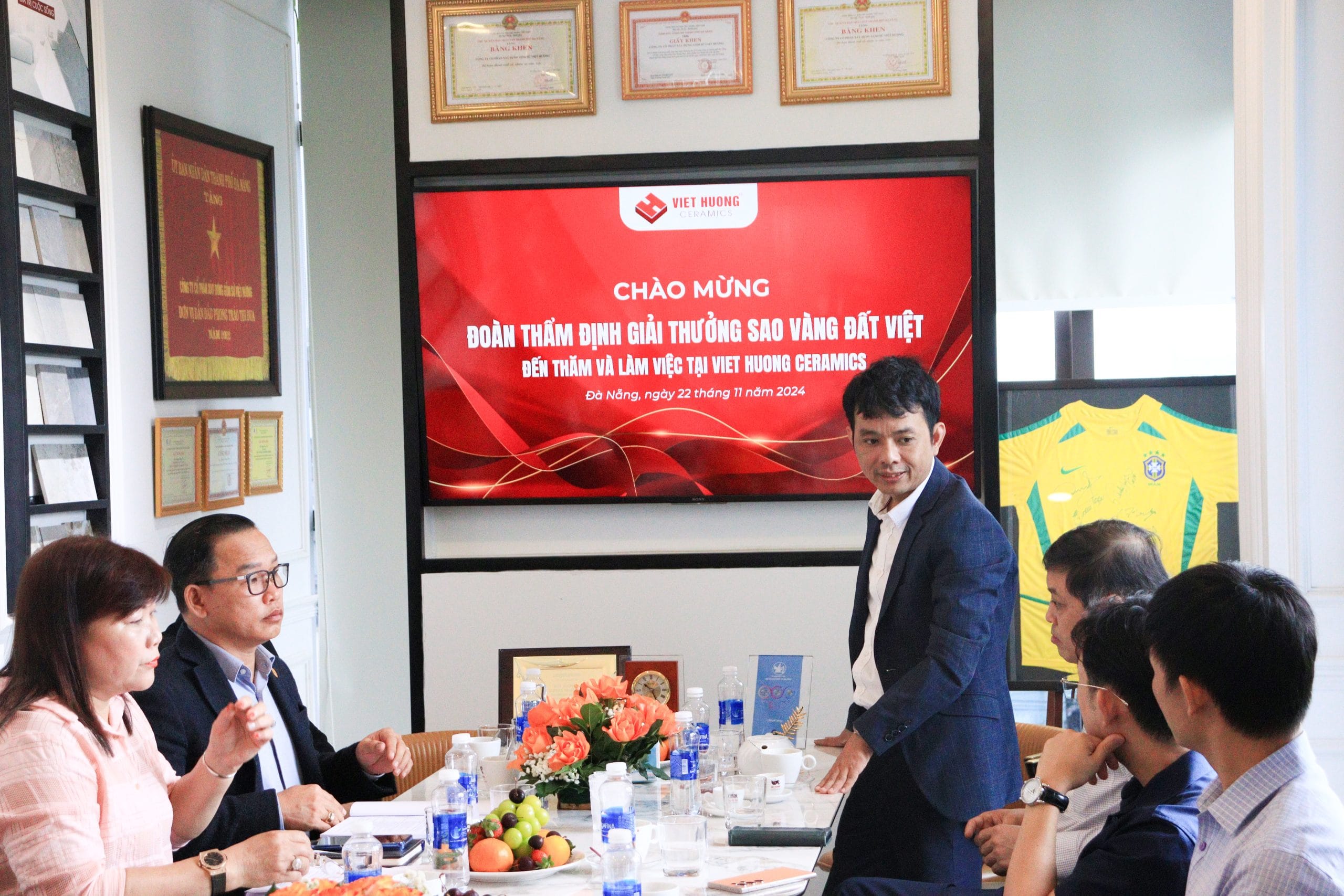 Recap: Chào mừng đoàn thẩm định Sao Vàng Đất Việt 2024 đến thăm và làm việc tại Viet Huong Ceramics IMG 0858 scaled