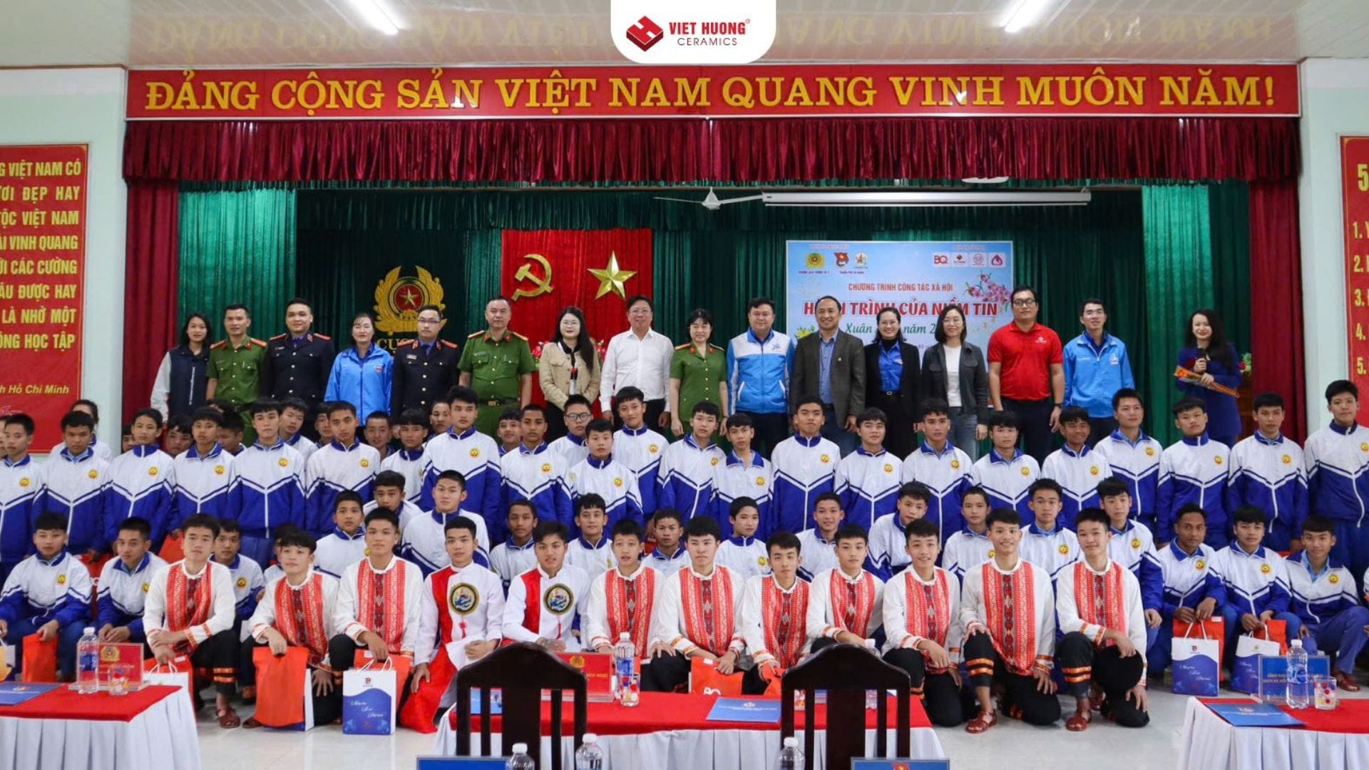 Viet Huong Ceramics trao hơn 120 phần quà trong chương trình Hành Trình Của Niềm Tin Viet Huong Ceramics trao hơn 120 phần quà trong chương trình Hành Trình Của Niềm Tin