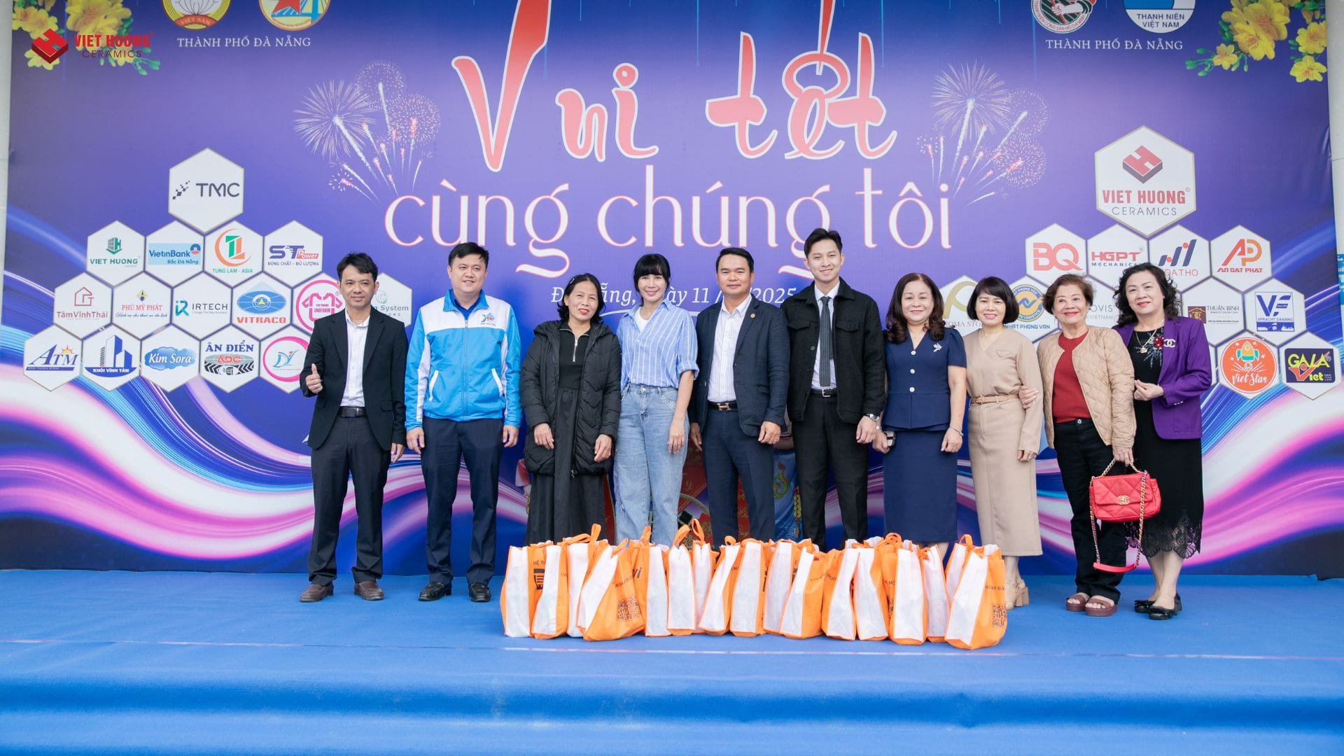 Viet Huong Ceramics tặng 200 phần quà đến các hộ có hoàn cảnh khó khăn TP Đà Nẵng 16