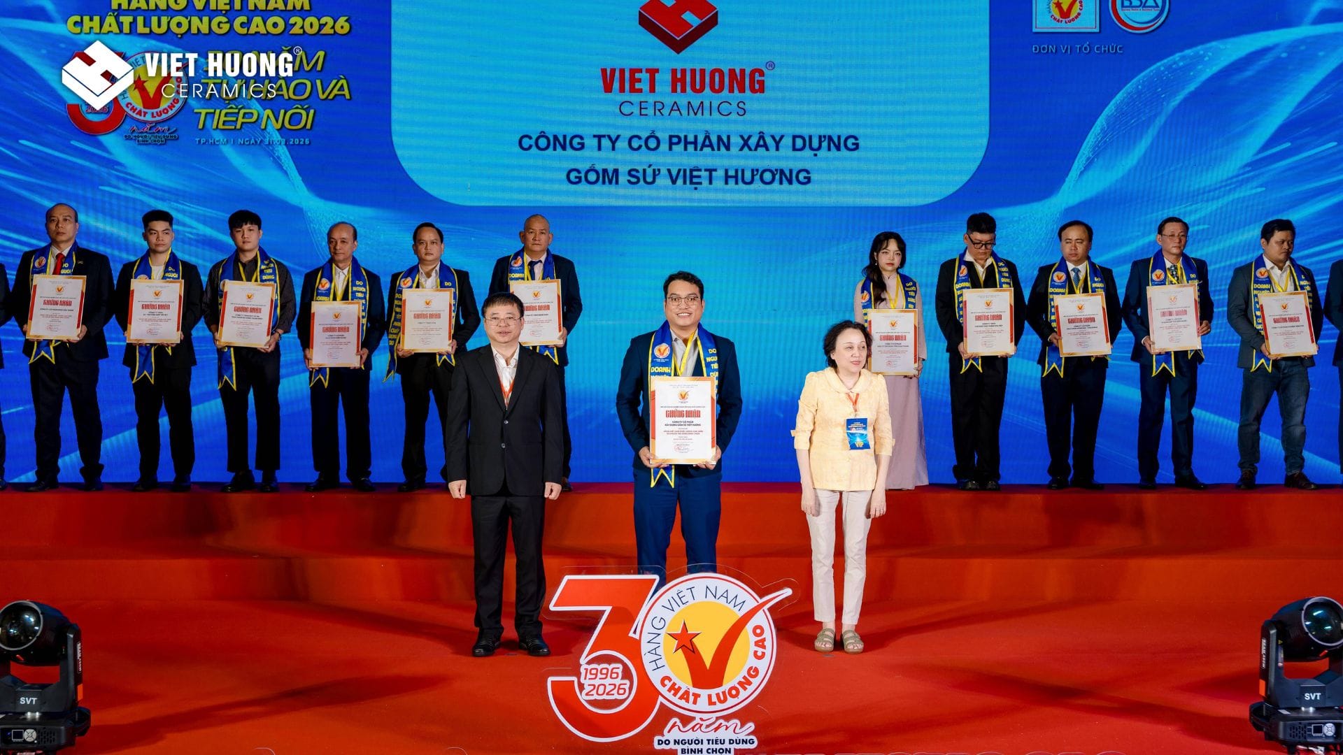 Việt Hương Vinh Dự Đạt Danh Hiệu Hàng Việt Nam Chất Lượng Cao 2026 Do Người Tiêu Dùng Bình Chọn Viet huong ceramics thúc đẩy xúc tiến thương mại, góp phần tăng cường liên kết trong cộng đồng doanh nghiệp trẻ