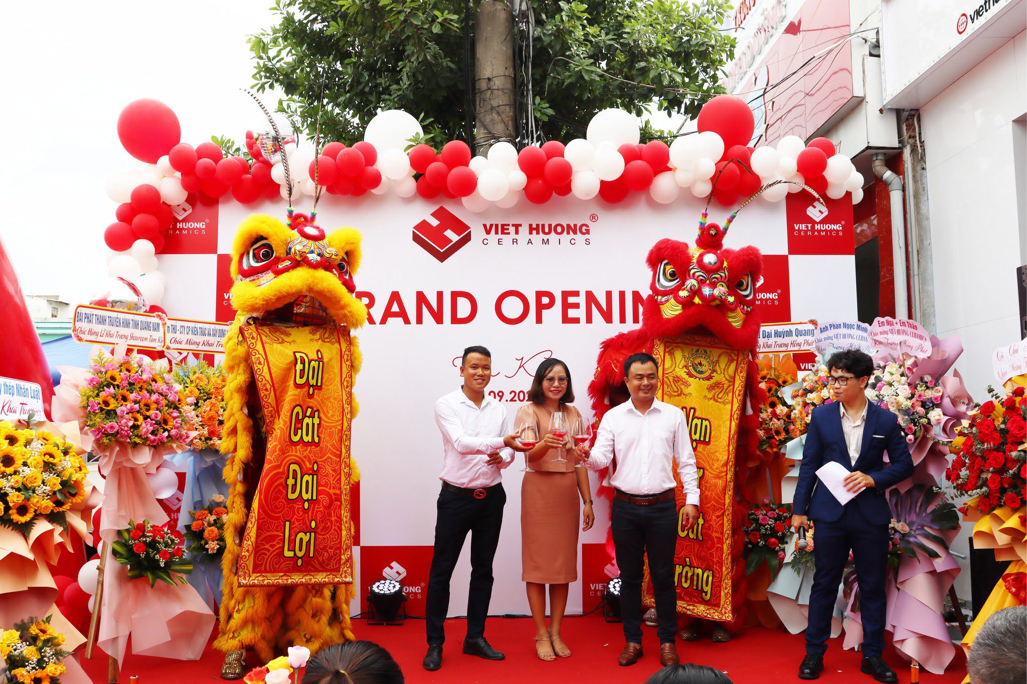KHAI TRƯƠNG CƠ SỞ SHOWROOM VIỆT HƯƠNG CERAMICS CHI NHÁNH TAM KỲ - QUẢNG NAM khai truong showroom