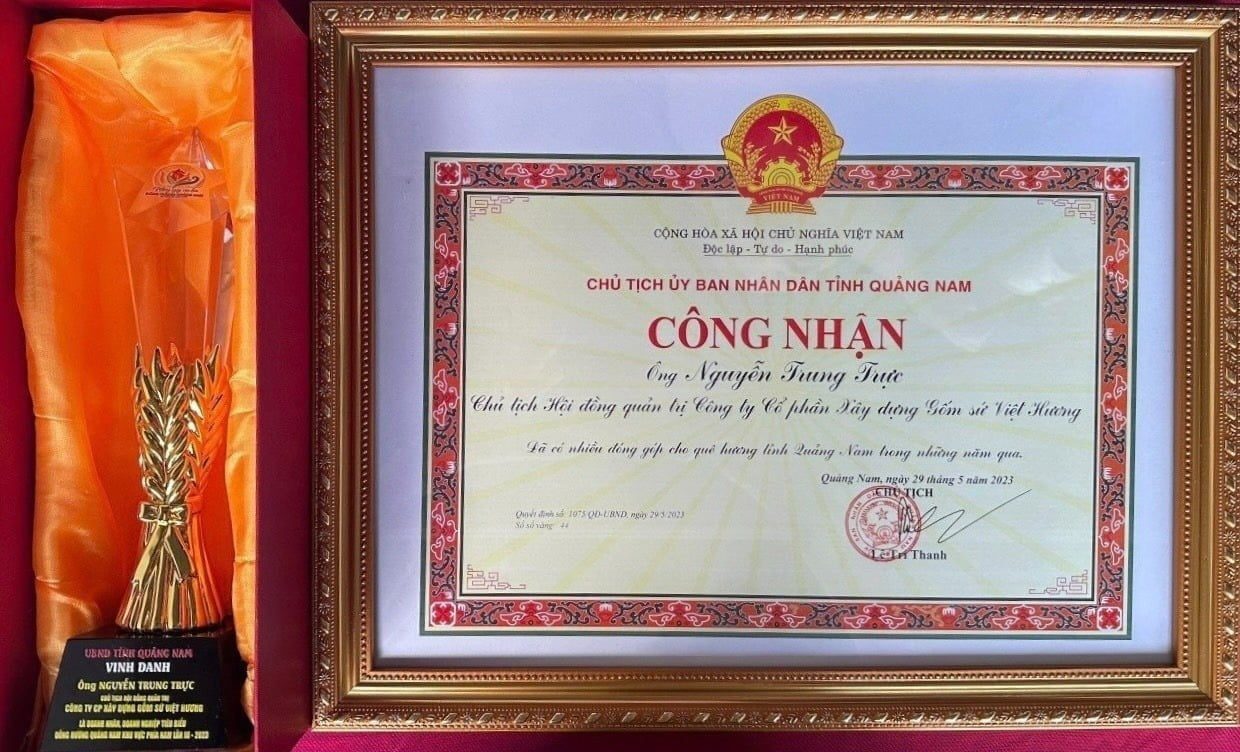 DOANH NHÂN NGUYỄN TRUNG TRỰC – CHỦ TỊCH HĐQT VIỆT HƯƠNG CERAMICS VINH DỰ ĐƯỢC CHỦ TỊCH UBND TỈNH QUẢNG NAM TRAO TẶNG BẰNG KHEN VÌ ĐÃ CÓ NHIỀU ĐÓNG GÓP CHO QUÊ HƯƠNG snapedit 1686279200671