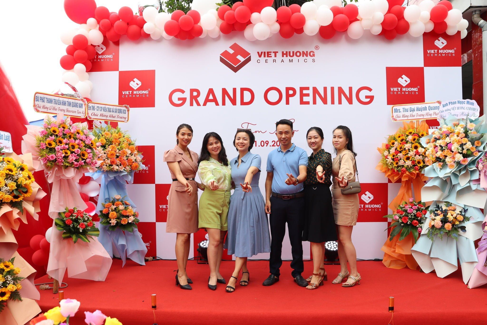 KHAI TRƯƠNG CƠ SỞ SHOWROOM VIỆT HƯƠNG CERAMICS CHI NHÁNH TAM KỲ - QUẢNG NAM khai truong showroom