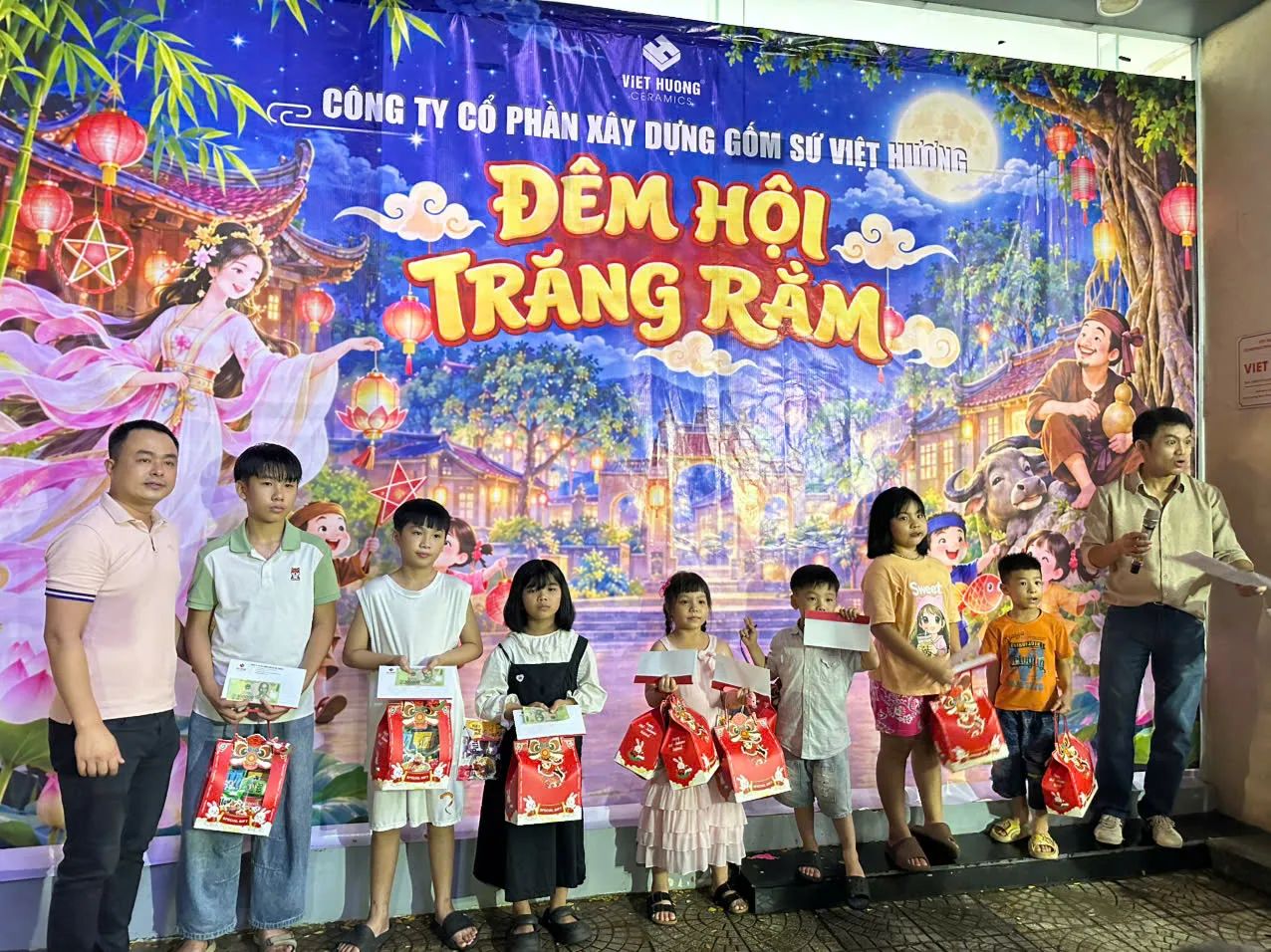 Đại diện Công ty Cổ phần Xây dựng Gốm sứ Việt Hương trao tặng quà cho con em cán bộ công nhân viên công ty.